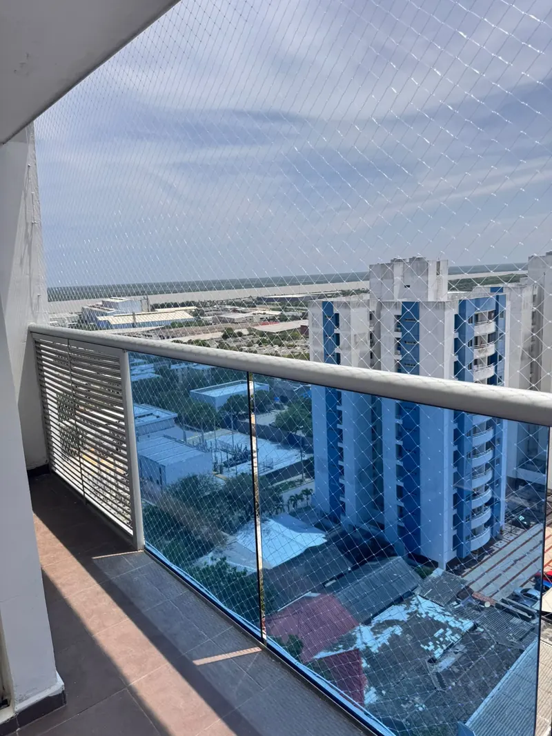 Balcón con vidrio y vista a la ciudad